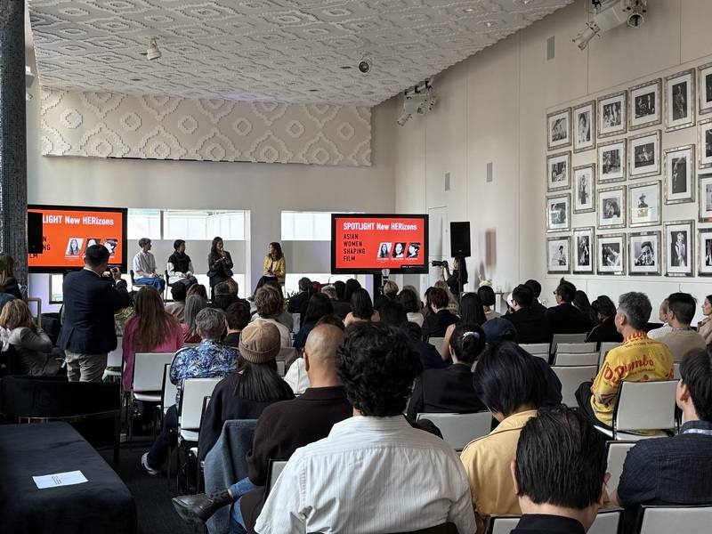 「左撇子女孩」導演鄒時擎（右2）與日本女性導演早川千繪（左2）在多倫多國際影展（TIFF）舉行影人對談。