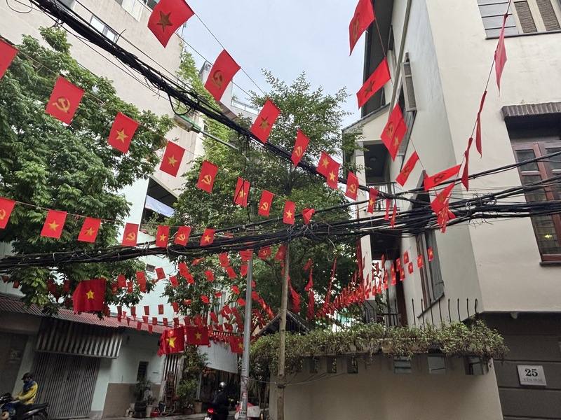 盤旋越南街道上空的電線令人眼花撩亂，近年河內政府高喊的電線地下化工程進度緩慢，許多電線離民宅相當近，帶來安全隱憂。