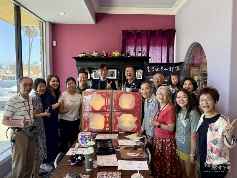 僑界人士及課程參與者合影，共同見證活動成果