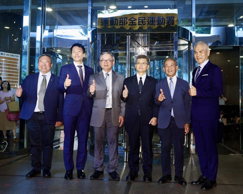 中華民國體育運動總會會長葉政彥（右2），長期致力推動全民運動。（中央社檔案照片）