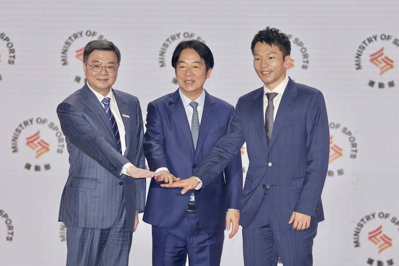 President Lai Ching-te (center), Premier Cho Jung-tai (left) and Sports minister Lee Yang. CNA photo Sept. 9, 2025