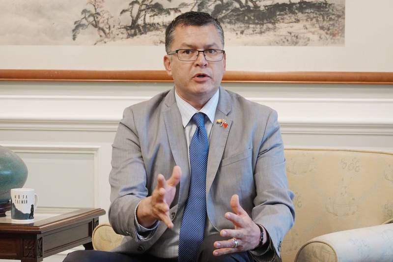 亞利桑納州跨黨派州議員團8日至12日訪台，團長、亞利桑納州州眾議會國際貿易委員會主席李維羅（Tony Rivero）接受中央社專訪時表示，感謝台灣與台積電讓亞利桑納州聞名於世