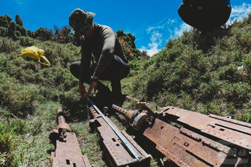 任務小隊深入山林探勘飛機殘骸，以利後續載運與保存；圖中的四挺機槍已運送下山。（軍聞社記者陳彥樺攝）