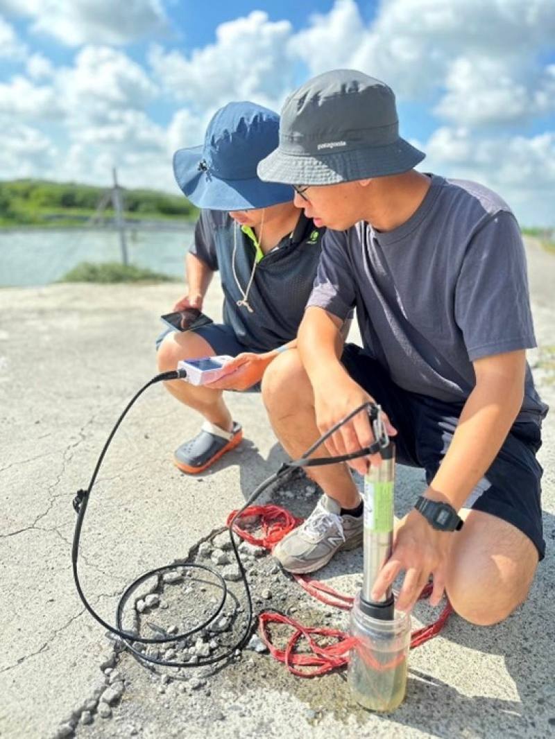養殖場域手持式設備定期保養校正與水質檢測