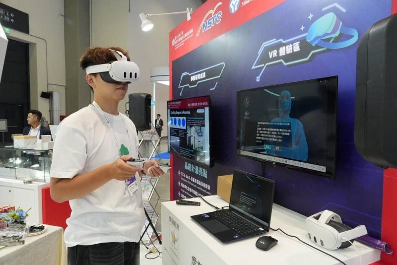 成功大學智慧半導體及永續製造學院首度參與SEMICON Taiwan 2025國際半導體展，現場展示「元宇宙虛擬實驗室」，透過VR虛擬實境體驗模擬無塵室環境。（成大提供）