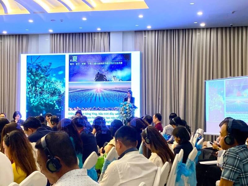 2025第12屆台越觀光合作會議11日在越南慶和省落幕，嘉義縣文化觀光局會中進行專題簡報，介紹嘉義縣的觀光特色與四季旅遊主題。（嘉義縣政府提供）