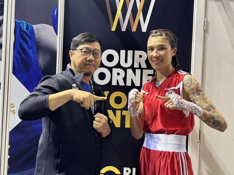 Taiwanese boxer Huang Hsiao-wen (right) poses for a photo after defeating her Mexican opponent in Liverpool, England, on Wednesday. Photo courtesy of Liu Tsung-tai Sept. 10, 2025