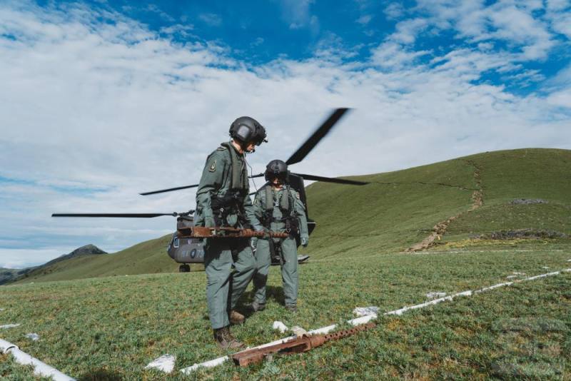 陸航CH-47直升機降落嘉明湖附近，將四挺機槍載運下山。（軍聞社記者陳彥樺攝）