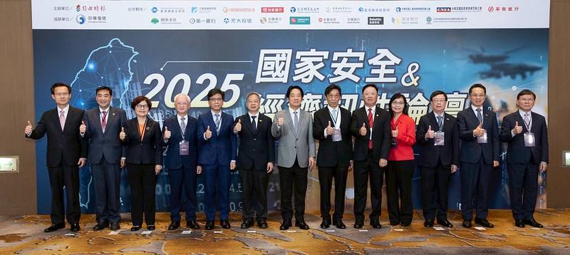 總統與出席貴賓合影