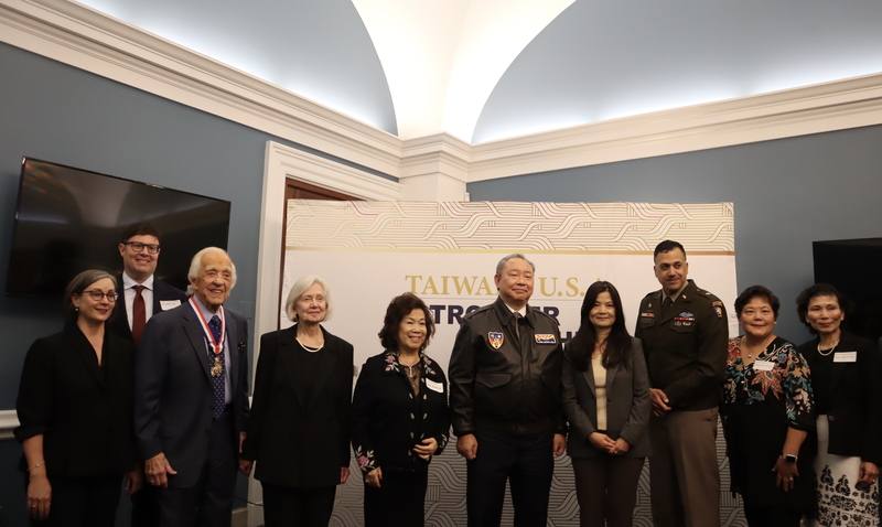 駐美代表處與美國退伍軍人中心在國會大廈合辦「二戰盟軍勝利80週年」活動，飛虎隊成員家屬等出席