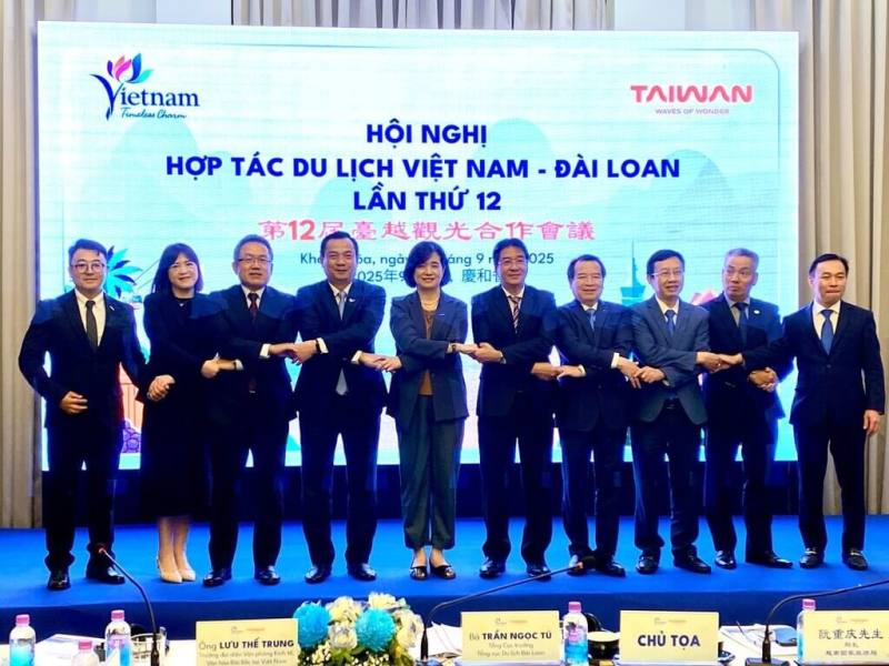 2025第12屆台越觀光合作會議在越南慶和省落幕，台越雙方代表在會議中共同宣布2026第13屆台越觀光合作會議將在嘉義縣舉行。圖左4為越南國家旅遊局長阮重慶（Nguyen Trung Khanh），左5為交通部觀光署長陳玉秀。（嘉義縣政府提供）