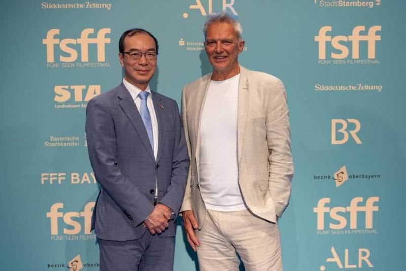 巴伐利亞五湖影展與駐德國台北代表處慕尼黑辦事處合作，已連續14年播映來自台灣的電影。圖為今年影展主席海威格（左）與駐慕尼黑辦事處處長趙彥清。（駐慕尼黑辦事處提供）