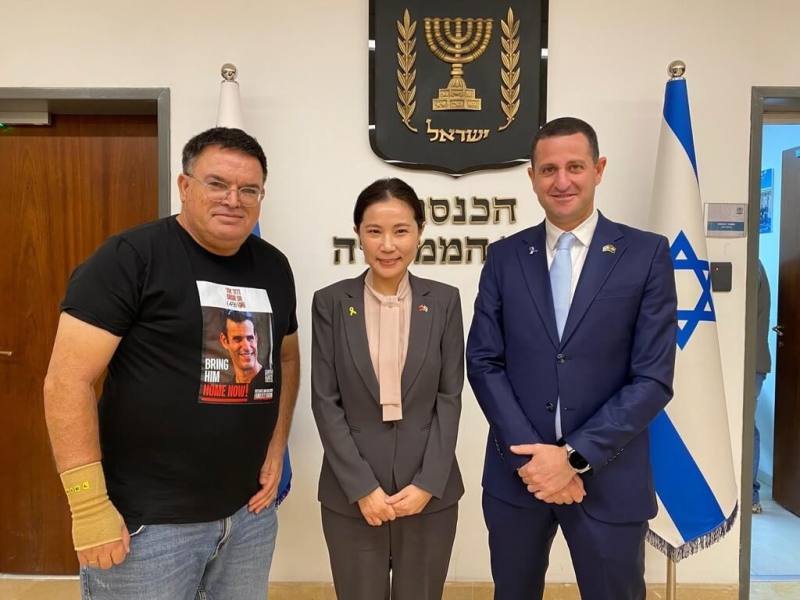 駐以色列代表李雅萍（中）與以色列國會印太事務工作小組主席畢頓（左）及泰勒（右）在國會舉行工作會議並合影。（駐以色列代表處提供）