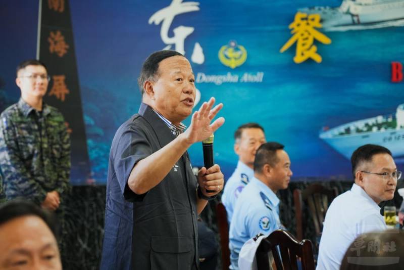 柏副部長代表部長感謝官兵堅守崗位守護國土。（軍聞社記者陳傳奇攝）