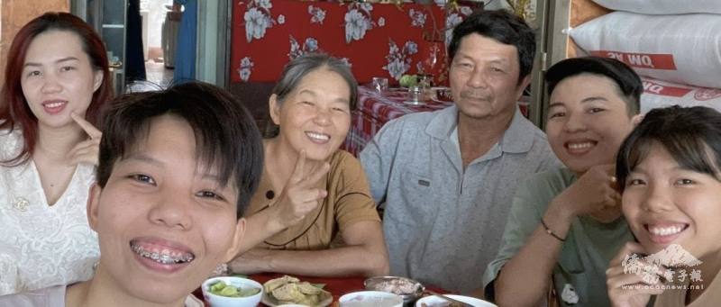 阮金銀(左2)與家人合照
