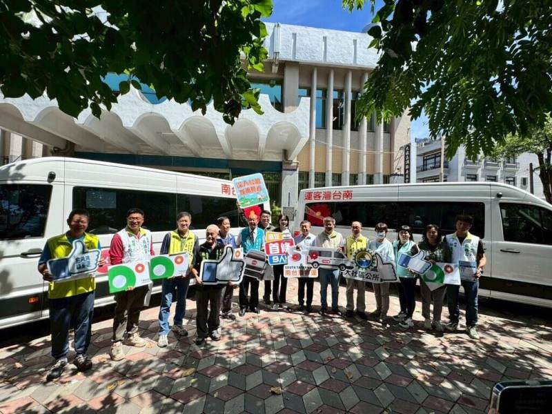 高雄市政府交通局11日在大社區舉辦「紅60區間公車啟動儀式」，社區型服務路線「紅60區間公車」15日起上路，採用定時定班9人座小型巴士營運。（高雄市交通局提供）