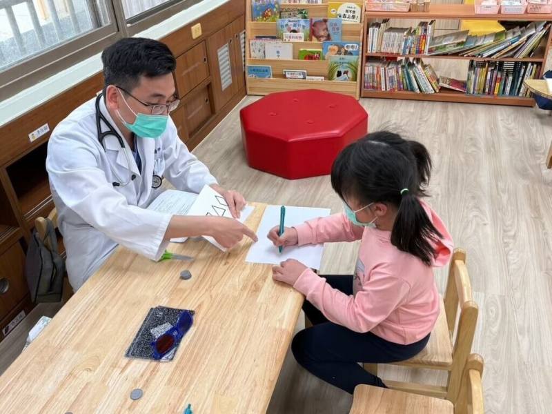 屏東縣衛生局自2024年起推動0至6歲「學齡前兒童入園篩檢」，結合醫療團隊主動進入幼兒園、托嬰中心與親子館巡迴服務，讓孩童在熟悉環境中接受檢查，減輕雙薪家庭育兒壓力，也提升發展遲緩兒童早期發現率。（屏東縣衛生局提供）