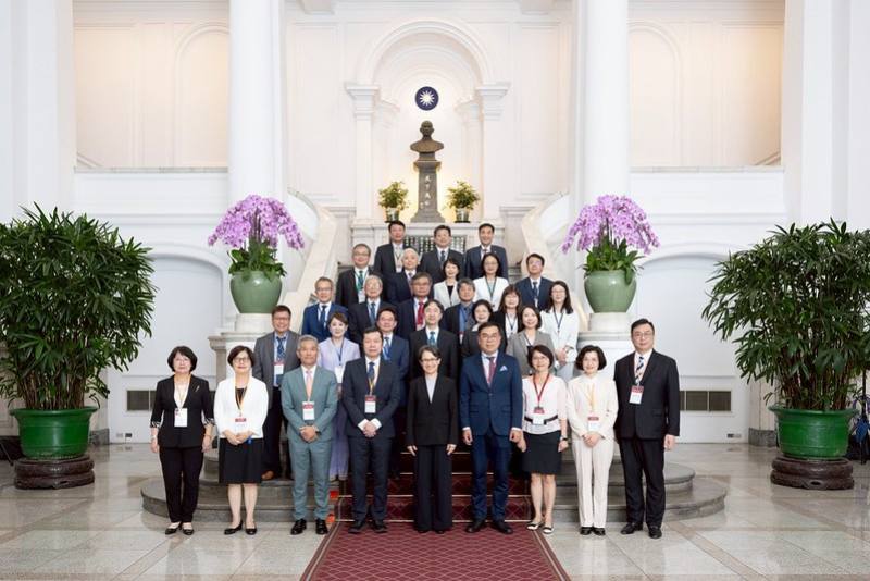 副總統與訪賓一行合影