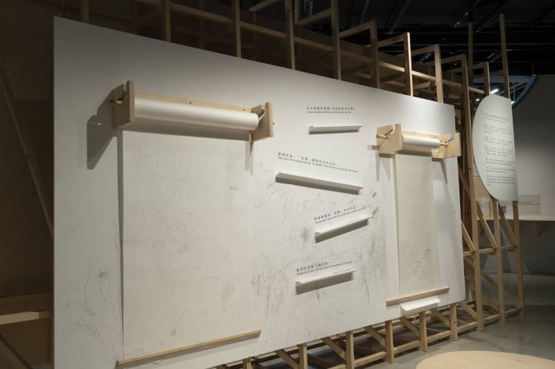 國美館即日起推出「247：：：創作中的反覆與堆疊」兒童藝術教育展，圖為兒童藝術教育展學習資源區域一隅。