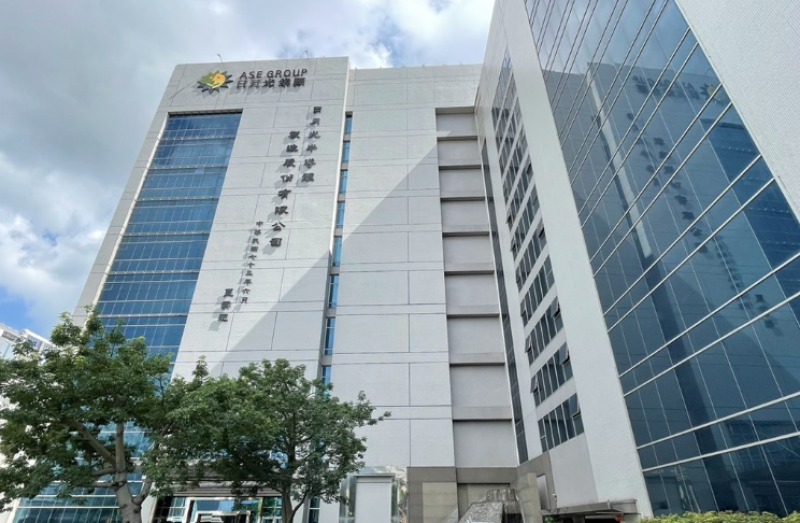 經濟部表示，半導體廠商積極擴充國內先進製程及高階封測產能，以及相關供應鏈業者擴建廠房及增購設備，推升今年第2季製造業國內固定資產增購為新台幣6205億元，年增28.1%。圖為日月光高雄廠區一隅。（中央社檔案照片）