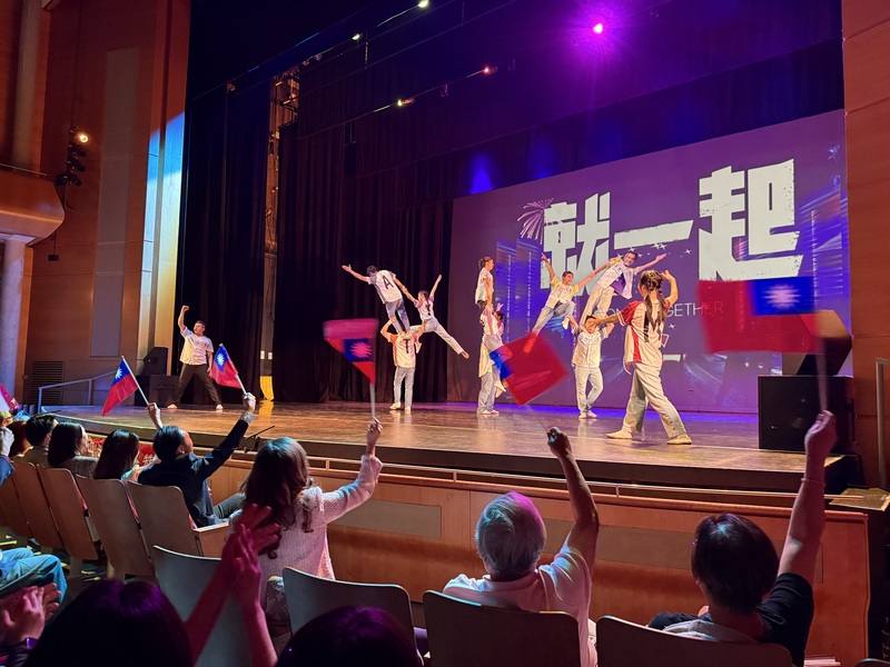 由僑委會遴派美加地區巡演的國立台灣戲曲學院「台灣特技團」國慶文化訪問團在加拿大多倫多演出，贏得滿堂彩。