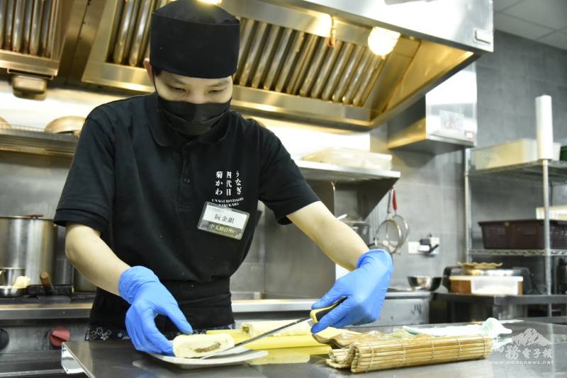 阮金銀在うなぎ四代目菊かわ鰻魚專賣店內場完成蛋捲煎製，進行分切和擺盤