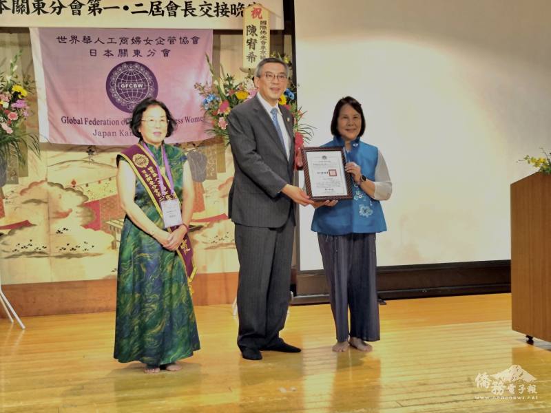 周學佑(中)頒發賀狀予新任會長黃碧霞(左)及感謝狀予會長鄭玉蘭(右)