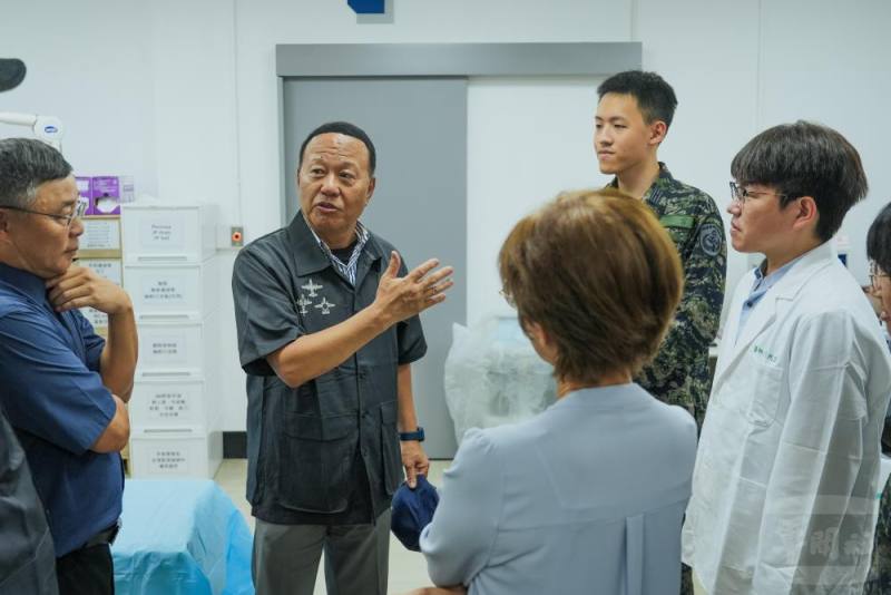 柏副部長走訪東光醫院，瞭解島上醫療量能。（軍聞社記者陳傳奇攝）