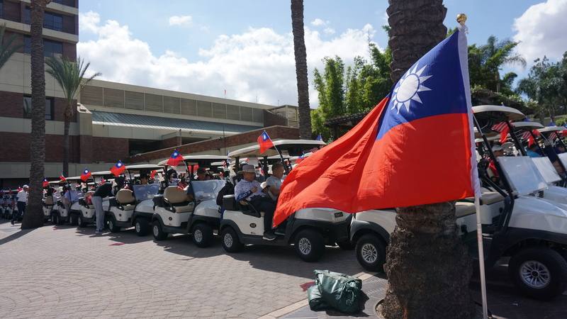 美國洛杉磯「南加州中華民國高爾夫球聯合會」舉辦第29屆國慶盃高爾夫球賽，高爾夫球車上掛上台灣及美國國旗