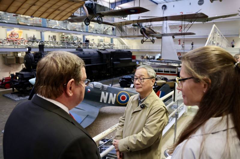 文化部長李遠（中）參訪捷克國家技術博物館集結海、陸、空及不同年代各式交通工具的常設展，其善用空間特性及設計親民的展示方式，對於今年完成第一階段修復開放的國家鐵道博物館，將是一個值得借鏡的展覽模式。