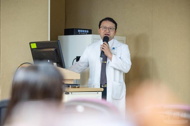 胸腔外科蔡遠明醫師說明肺癌精準診斷一站式治療。（軍聞社記者吳柏融攝）