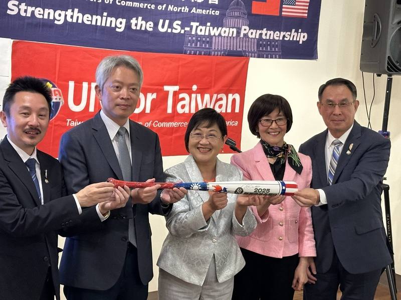 駐紐約辦事處長李志強（左2）、僑委會委員長徐佳青（中）、北美洲台灣商會聯合總會長白越珠（右2）等人在駐紐約辦事處記者會，宣傳洋基台灣日活動。