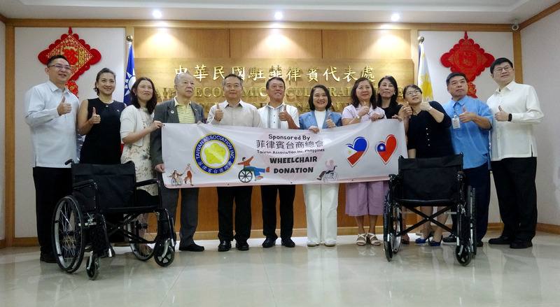 菲律賓台商總會總會長林登峰（左6）10日偕同重要幹部，於中華民國駐菲代表處捐贈30台輪椅給馬尼拉經濟文化辦事處，台灣駐菲代表周民淦（左5）見證，菲律賓駐台代表葛若菲（右6）代表接受