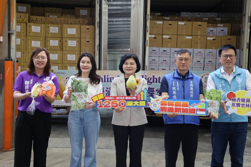 雲林縣政府10日舉辦「雲林良品大躍進裝櫃記者會」，縣長張麗善（中）宣布「雲林良品」將出口文旦、香蕉、葉菜等品項到新加坡