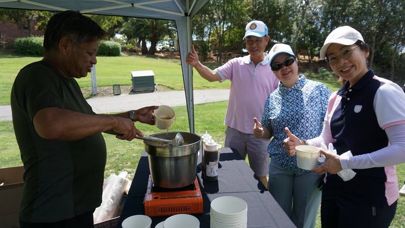 美國洛杉磯僑胞參加國慶盃高爾夫球賽，提前慶祝雙十節，球場上設有台灣美食攤位，提供大腸麵線
