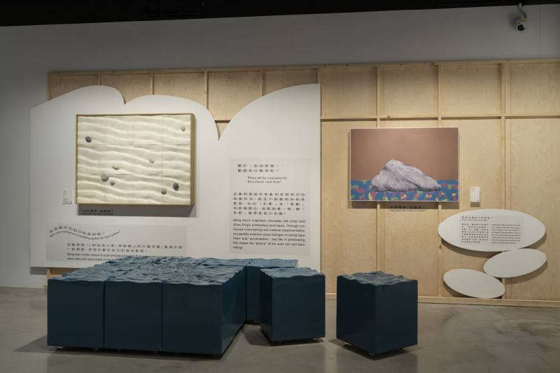 石孟鑫作品〈波浪拼圖〉，透過12組波浪造形的移動模組，與廖修平〈季節系列I〉版畫作品對話。