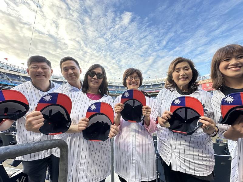Taiwanese Chambers of Commerce of North America Director Pai Yue-chu (third right) and other overseas Taiwanese attend Taiwanese Heritage Day at Yankee Stadium in New York, U.S., on Wednesday. CNA photo Sept. 11, 2025