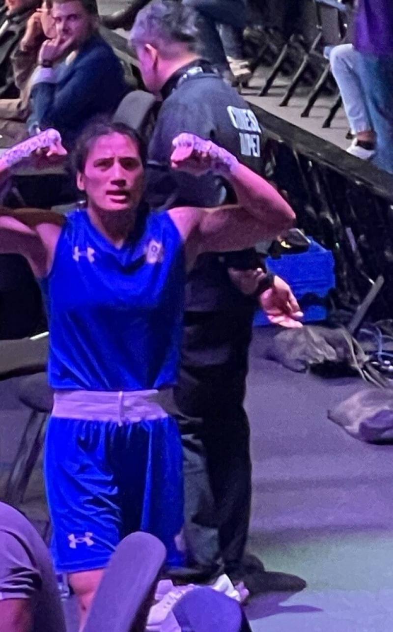 Taiwanese boxer Chen Nien-chin poses to show her strength after defeating her Polish opponent, Kinga Krowka, in Liverpool, England, on Wednesday. Photo courtesy of the Chinese Taipei Boxing Association Sept. 10, 2025