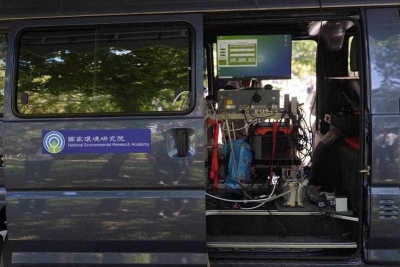 新竹縣竹北市近期發生多次空氣異味事件，環境部專案小組10日正式進駐水圳公園啟動監測車，進行空氣品質定點監測，盼助釐清異味問題。（竹北市公所提供）