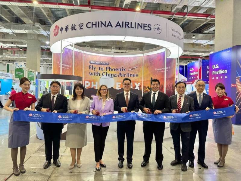 中華航空首度參加今年SEMICON Taiwan國際半導體展，由總經理陳漢銘（中）出席展覽開幕儀式，美國亞利桑那州商務局總裁華斯頓（Sandra Waston）（左四），展區設有華航專屬攤位，揭開為期3天在台北南港展覽館的展期。（華航提供）