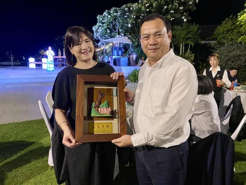 2025第12屆台越觀光合作會議9日至11日在越南慶和省舉辦，嘉義縣文化觀光局長徐佩鈴（左）贈送阿里山神木交趾陶給越南國家旅遊局長阮重慶（Nguyen Trung Khanh）（前右）。（嘉義縣政府提供）