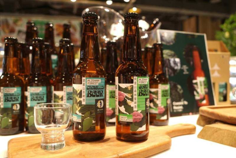 林業及自然保育署嘉義分署近日與蔡氏啤酒廠合作，推出以台灣山茶新發現品系諸羅山茶釀製的「諸羅山茶啤酒」（左）盼增進嘉義茶農收益。（飲酒過量有礙健康；未成年請勿飲酒；酒後勿開車）（林業及自然保育署嘉義分署提供）