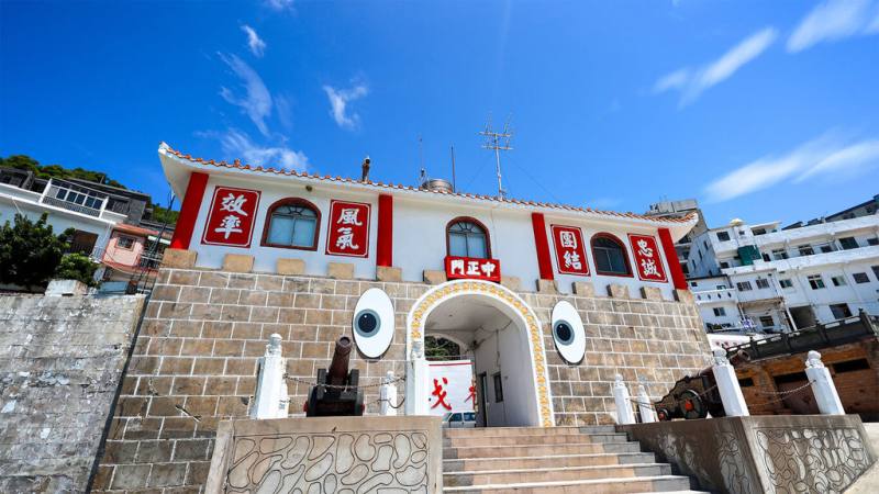 加拿大雙人藝術組合為第3屆馬祖國際藝術島打造作品「在他眼中」，把巨大醒目的眼睛高掛在地標中正門（圖）等5處環境建築，讓它們彷彿擁有了生命。（潘羽祐提供）