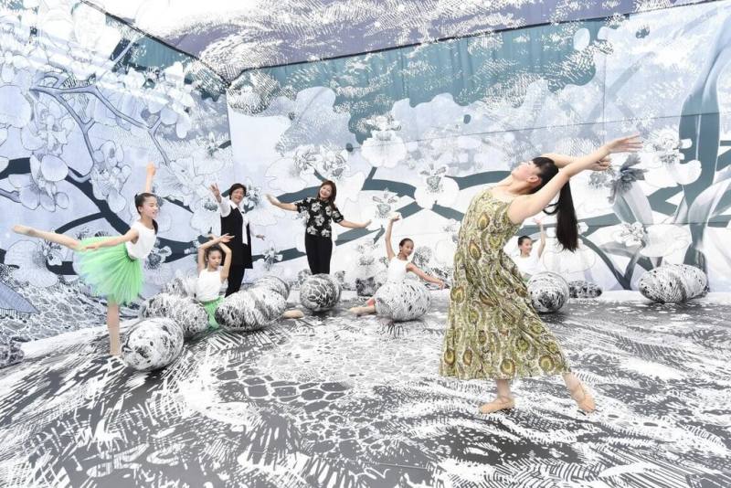 彰化縣政府11日舉行2025彰化走讀藝術節宣傳記者會，縣長王惠美（左3）邀請民眾走訪彰化，到孔子廟廣場共賞大型裝置藝術Flower Garden。（彰化縣政府提供）