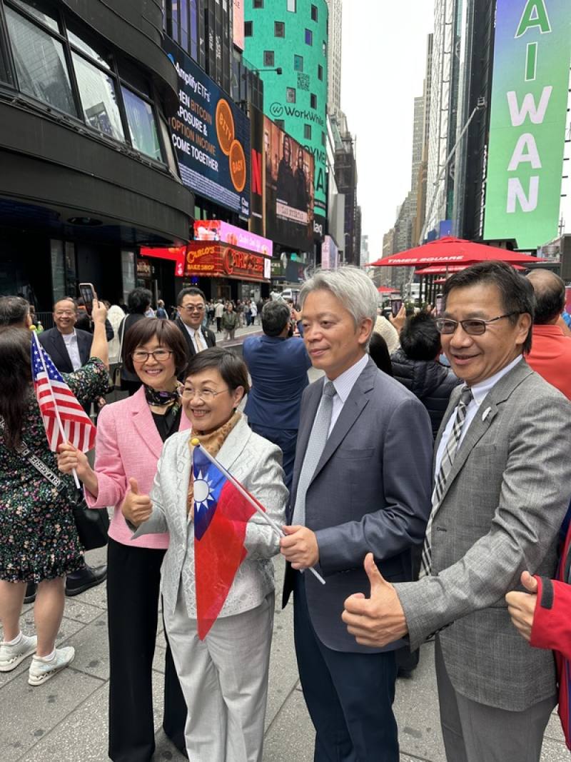 北美洲台灣商會聯合總會長白越珠（左1）、僑委會委員長徐佳青（左2）與駐紐約辦事處長李志強（右2）等人，在紐約時報廣場見證台灣參與聯合國廣告播映