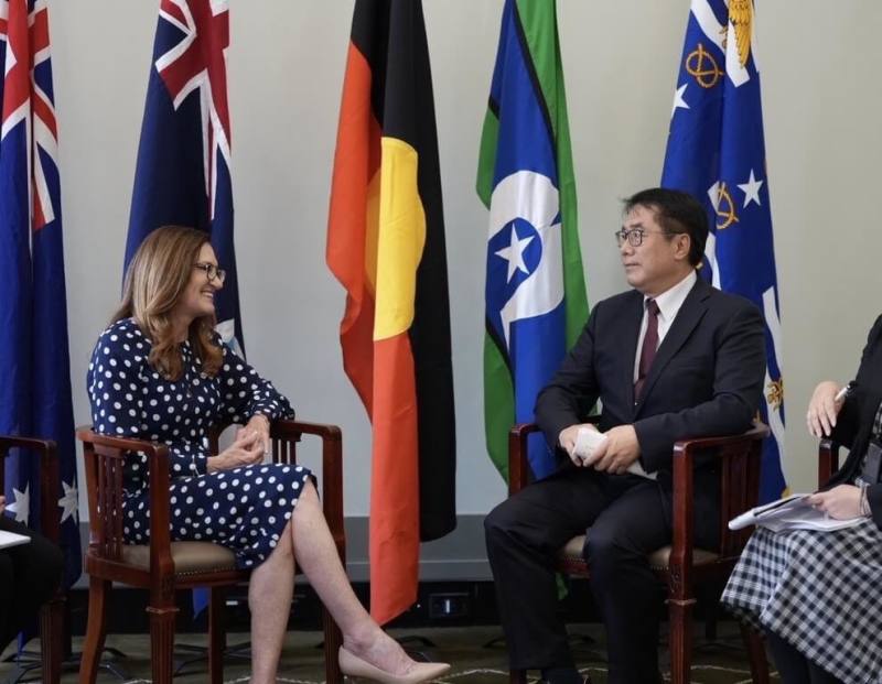 台南市長黃偉哲（右）5日拜會澳洲昆士蘭州首府布里斯本市政廳，且與布里斯本市議會議長蘭德斯（Sandy Landers）（左）等人交換意見。（台南市政府提供）