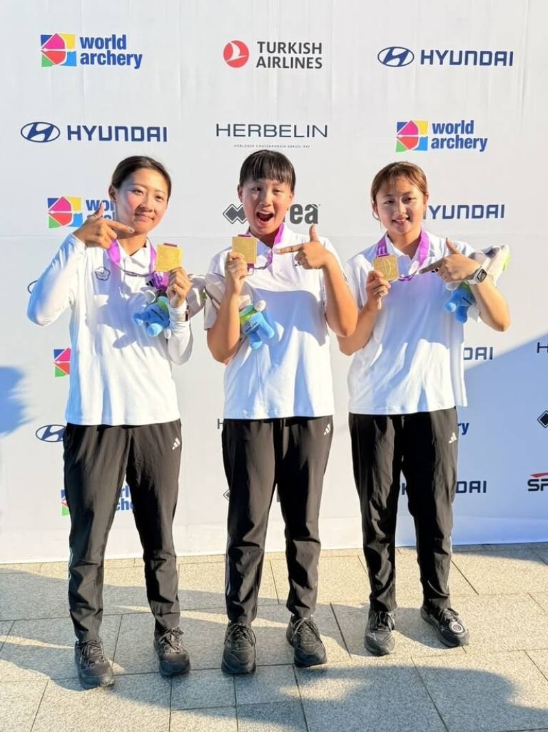 由巴黎奧運國手邱意晴（左）領軍，搭配許芯慈（中）、李采璇（右）組成的反曲弓女團出征韓國，10日在2025射箭世錦賽金牌戰擊敗日本，開心奪得金牌。（射箭協會提供）