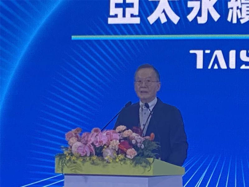 台灣永續能源研究基金會(TAISE)董事長暨亞太永續博覽會召集人簡又新11日在主辦的「2025亞太永續博覽會」開幕典禮上致詞。(圖源：央廣，吳琍君攝)