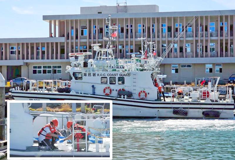 利用海巡艦艇進行海水取樣演練