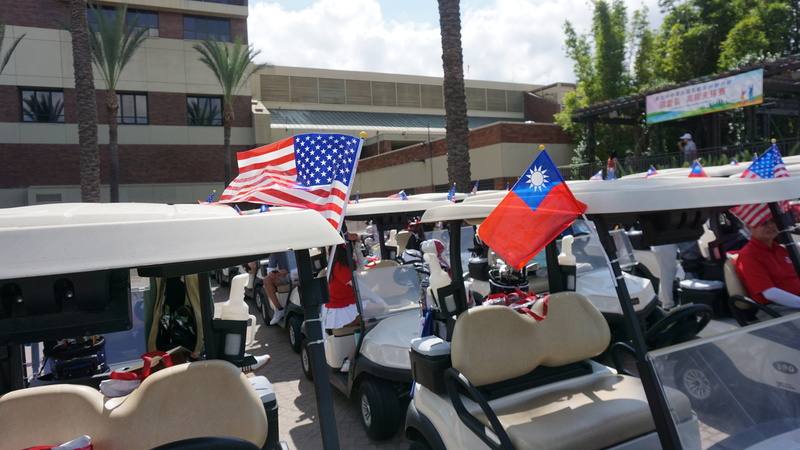 美國洛杉磯「南加州中華民國高爾夫球聯合會」舉辦第29屆國慶盃高爾夫球賽，高爾夫球車掛上台灣及美國國旗